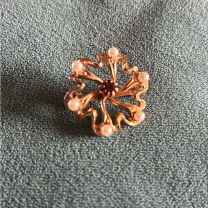 Sweet lil gold brooch w garnet & pearls